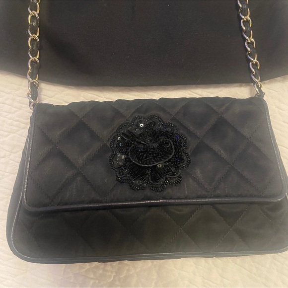 VINTAGE CHANEL Black Quilted Crossbody Bag with Chain - Picture 3 of 8